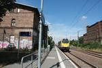 Voith Maxima 40CC mit einen G�terzug bei der Durchfahrt in Niemberg am 30.7.20