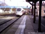 BR 411 mit Ziel Ostseebad Binz bei der Ausfahrt aus Bergen auf R�gen am 27.10.12
