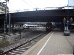 BR 605 bei der Einfahrt in Hamburg Hbf w�hrend dessen die Regionalbahn Abfahrbereit mit ziel Kiel Hbf steht am 1.9.13