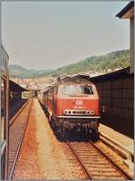 Als kleine Ergänzung zu den interessanten Bildern von Olli zum Thema   Traktionswandel am Hochrhein  hier noch zwei Bilder aus Waldshut: die DB 218 288-9 wartet mit ihrem Nahverkehrszug 5615 auf