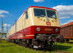 Die 120 004-7 im Farbdesign wie bei Ablieferung (1980), ex DB 752 004-2 am 09.04.2016 im DB Museum Koblenz, Vorserien-Lokomotive der BR 120.
Die Vorserien-Lok wurde1980 von Henschel unter der Fabriknummer 32018 gebaut. Die Lok 120 004 war die erste Hochleistungslok mit Scheibenbremsen der DB.

Die Baureihe 120 ist eine Elektrolokomotivbaureihe der Deutschen Bahn AG und gilt als die erste in Serie gebaute Drehstrom-Lokomotive (mit elektronischen Umrichtern) der Welt. Sie stellt einen Meilenstein in der Entwicklung elektrischer Lokomotiven dar. Am 14. Mai 1979 wurde mit der 120 001 die erste Lokomotive mit Drehstromantriebstechnik an die damalige Deutsche Bundesbahn übergeben. Sie wurde zunächst für eine Höchstgeschwindigkeit von 160 km/h zugelassen und beim Betriebswerk Nürnberg Rbf praktisch erprobt. Bis Januar 1980 wurden ihre Schwestern 120 002-005 ausgeliefert. Das optische Erscheinungsbild der Baureihe 120 war prägend für das  Gesicht  der Deutschen Bundesbahn in den 1980er Jahren.

Die ersten fünf Prototypen der Baureihe 120.0 erhielten bei Ablieferung in den Jahren 1979/80 den purpurrot/elfenbeinfarbenen Farbanstrich der Trans-Europ-Express-Züge (TEE). Die insgesamt 60 in Auftrag gegebenen Serienloks der Baureihe 120.1 erhielten beginnend ab dem Jahr 1987 gleich das damals neu eingeführte orientrote Farbschema. Mit Einführung des verkehrsroten Farbschemas ab 1996 erhielten immer mehr Lokomotiven die neue, aktuelle Farbgebung.

Die fünf Vorserien-Lokomotiven wurden über die Jahre immer wieder zusammen mit den anderen 120ern im Plandienst eingesetzt, die meiste Zeit über dienten sie jedoch als Bahndienstfahrzeuge (sie bekamen dazu auch neue Nummern und wurden zur Baureihe 752) oder als Erprobungsträger für neue Technologien, die dann erstmals bei den E-Lok-Neubeschaffungen der späten 1990er Jahre in Serie verwendet wurden. Dazu gehörten z. B. Scheibenbremsen, die vorher aus Platzgründen bei Lokomotiven nicht eingesetzt werden konnten, oder neue Drehgestelle und Umrichter für die Baureihe 101. Stationiert waren die Versuchslokomotiven bei den Bundesbahnzentralämtern in Minden und München.

Bei der Entwicklung der Baureihe 101 zog ABB Henschel die 120 004 und 005 zu Hilfe. ABB Henschel hatte keinen modernen Prototypen, sondern lediglich ein Konzept mit dem Namen Eco2000 und eine Technologie-Demonstration auf Basis von den zwei damals bereits 15 Jahre alten umgebauten Vorserien-120ern.

Bei der Komponenten-Entwicklung für die Eco2000 stützte man sich auf die Vorserien-Loks der Baureihe 120, 120 004 und 005, die von ABB bereits 1992 umgebaut wurden, um neue Technologien in der Praxis erproben zu können. Die 120 005 hatte neue Stromrichter auf Basis von GTO-Thyristoren und eine neue Bordelektronik erhalten, 120 004 darüber hinaus auch vom ICE adaptierte Drehgestelle, Scheibenbremsen, den integrierten Gesamtantrieb (IGA) sowie einen biologisch abbaubaren Polyol-Ester als Kühlmittel für den Haupttransformator. Beide Loks legten in dieser Konfiguration große Strecken im planmäßigen IC-Dienst störungsfrei zurück. Die 120 004 kann zudem aufgrund der aufwändigen Umbauten als Prototyp der Baureihe 101 angesehen werden.

TECHNISCHE DATEN:
Spurweite: 1.435 mm
Achsfolge: Bo'Bo'
Eigengewicht:  84,0 t
Länge über Puffer: 19.200 mm
Drehzapfenabstand: 10.200 mm
Achsabstand im Drehgestell: 2.800 mm
Höchstgeschwindigkeit: 200 km/h
Dauerleistung: 4×1.400 kW = 5.600 kW (7.616 PS)
max. elektrische Bremskraft: 150 kN
Anfahrzugkraft: 340 kN
Fahrmotoren: 4 Drehstrom-Asynchron-Motoren
Antrieb: Hohlwellen-Kardan-Einzelachsantrieb
Stromsystem: 15 kV 16 2/3 Hz, Oberleitung