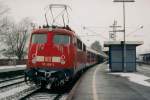 DB: N-Wagenpendelzug auf der Fahrt nach Stuttgart mit der 110 506-3 bei einem Zwischenhalt in Radolfzell im Februar 2004.
Foto: Walter Ruetsch 
