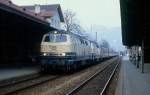 Mit einem schweizer Schnellzug fahren 218 409-1 und eine weitere 218 im April 1982 in Immenstadt ein