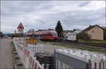644 040 f�hrt rheinabw�rts durch Warmbach und die Baustelle des k�nftigen Haltepunktes ebendort.