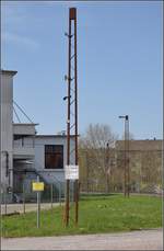 Anschlussverwendung der Oberleitungsmasten der badischen Staatsbahn in Lörrach-Brombach an einem ehemaligen Werksgleis.