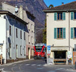 Die Straßenbahn von Tirano, ein RhB Regional-Zug erreicht am 19 Februar 2017 Tirano, hier kommt gerade der ALLEGRA-Zweispannungstriebzug (RhB ABe 8/12) 3506  Anna von Planta   zwischen den Häusern zum Vorschein.