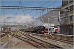 Die mächtige (ex) SNCF Dampflok 141 R 568 der  L'Association 141R568  erreicht mit ihrem Extrazug von Vallorbe nach Thun den Bahnhof von Lausanne, wo eine kurzer Halt vorgesehen ist. 

25. Mai 2024