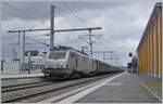 Mit einem sehr langen Mineralwasserzug sind die beiden akiem BB 37028 an der Spitze und BB 27169 am Schluss in Annemasse auf dem Weg in Richtung Bellegarde.