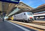 Die akiem 64 F4 082 (91 80 189 982-2 D-AKIIEM) wartet in Lausanne mit einer Gleisbaumaschine auf die baldige Weiterfahrt in Richtung Vevey. Seit der Übernahme der  Novelis -Züge durch DB 185 sind die ohnehin raren Einsätze der BR 189 in der Gegend von Lausanne sehr selten geworden, so dass diese aktien 64 F4 082 (91 80 189 982-2 D-AKIIEM) ein nicht alltägliches  Motiv darstellt. Die Tauben welche vor der Lok wegfliegen wurden von hinter meinem Rücken einfahrenden RE33 aufgescheucht.  

24. Mai 2025