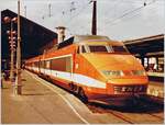 Ein ziemlich altes Bild eines SNCF TGV Sud-Est in Lyon Perrache. Damals waren die TGV Züge erst gut ein Jahr im Einsatz. Das Bild zeigt den TGV Rame 28.

Analogbild vom 9. April 1982