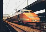 Der TGV Triebzug 03 wartet in Paris Gare de Lyon auf die Abfahrt in Richtung Lyon. 

Analogbild vom 6. Feb. 1985
