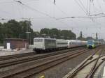 Mit einem neuen ICX Zug fhrt die 139 558 von Rail Adventure an den ebenfalls neuen WFB Flirt 3 in Rheda Richtung Ruhrgebiet vorbei. August 2015