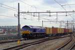 Frisch renovierter Beacon Rail/CrossRail PB13 schleppt ein Containerzug durch Breda am 27 M�rz 2019.