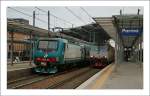 FS 464 mit einem beschleunigten Regionlazug und die 633 mit einem G�terzug in Parma.