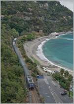 Kurz vor Alassio auf einem der wenigen noch ursprünglichen Streckenabschnitten der Strecke Genova - Ventimiglia ist eine FS E 464 mit einem Regionalzug in Richtung Ventimiglia unterwegs.