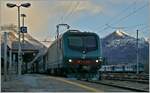 Die FS Trenitalia E 464 240 wartet mit einem Trenord Zug in Domodossola auf die Abfahrt in Richtung Milano.