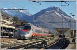 Ein FS Trenitalia ETR 610 verlässt als EC 35 von Genève nach Milano Centrale den Bahnhof von Domodossola.