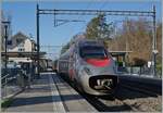 Ein FS Trenitalia mit leider offener Bugklappe fährt als EC 32 (Milano - Genève) in Burier durch.