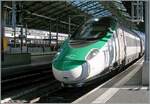 Vor ein paar Wochen, bei der Ank�ndigung von SBB und TI in Milano von neuen Direktverbindungen ab Z�rich nach Livorno und Firenze wurde auch gleich ein gr�ner Pinocchio der Presse vorgestellt. Demnach unterzieht Treniatlia ihre ETR 610 einer Renovation, zu welcher auch ein Anstrich in den neuen eC Farben geh�rt. Heute gelang es mir endlich einen solchen ETR 610 zu fotografieren, auch wenn Ort und Licht nicht ideal waren. Der FS Trenitlia ETR 610 004 ist als EC 40 von Milano nach Gen�ve unterwegs und zeigt sich beim Halt in Lausanne.
Interessanterweise fehlt dem Zug der in Italien obligatorische rote Warnbalkan an der Front. 
Die erste Begegnung mit dem  neuen  ETR 610 war interessant und es wird sicher noch weitere Bilder bei bessern Verh�ltnissen geben, sie war aber auch Ansporn, die  alte  Farbgebung noch so oft wie m�glich festzuhalten.

16. Dezember 2024