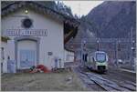 Nun hat der MIKA seine Italien-Zulassung! Der BLS RABe 528 117 verlässt als RE 1 von Bern nach Domodossola die Station Iselle di Traqsquera. 
Ironie des Schicksals: Da der Brief zur Ausnahmegenehmigung der EWIV & Co in Bern erst am 31.12.2023 eintraf ruhte der Verkehr der genannten Fahrzeuge auf der Simplon Linie zum Zeitpunkt der Aufnahme.

3. Jan. 2024
 

