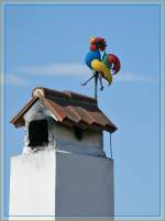 Ein bunter Hahn zeigt das Wetter an.