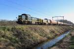 Lineas 7784 zieht ein Kesselwagenzug durch Tilburg Oude Warande am 8 M�rz 2022.