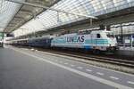 Leider in unsch�ne Lichtverh�ltnisse (Gegenlicht, Bahnsteighalle) aber doch: am 14 April 2022 steht Lineas 186 258 (mit ein Dankesch�n f�r das Sorgpersonal w�hrend der COVID_19 Krise) am Kops der VSOE