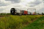 Und das macht Eins: RailForceOne 1605 zieht ein Blerick Containershuttle durch Oisterwijk am 24 Augustus 2018.