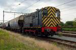 Am 2 März 2021 rangiert RFO 692 einige Getreidewagen in Oss.