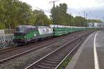 RTB 193 832 schleppt ein Autozug durch K�ln S�d am 24 September 2018.