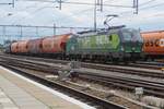 Mit f�nf leere Getreidewagen rangiert am Abend von 18 August 2021 LTE 193 729 in Nijmegen.