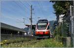 In Bregenz Hafen wartet ein �BB ET 4024 auf die Abfahrt nach Bludenz. Der Bahnhof Bregenz Hafen ist eigentlich ein Teil des Bahnhof Bregenz, liegt unmittelbar n�rdlich der Weichenstrasse, hat ein Durchfahrtsgleis (links im Bild) und ein Stumpengleis, auf welchem der ET 4024 steht. Der Zugang zum Mittelperron erfolgt durch einen Bahn�bergang (auf welchem ich stehe), der von zwei unabh�ngigen Schranken je Gleis gesichert ist. 

14. Sept. 2019