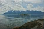 Gem�tlich f�hrt das Dampfschiff  La Suisse  an den tiefverschneiten Walliser Bergen vorbei.