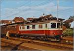 Die SBB Re 4/4 I 10050 mit einem Nahg�terzug nach Biel beim Halt in Lengnau.