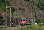 Eine Re 4/4 II mit einem Gotthard IR zwischen Rodi Fiesso und Faido.