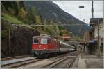 Die SBB Re 4/4 II 11112 mit einem IR bei der Durchfahrt in Wassen.