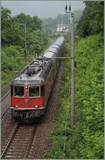 Eine Re 4/4 II mit einem Güterzug bei Varzo.