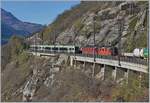 Herrlich viel Verkehr auf der Lötschberg Südrampe bei Lalden: ein nordwärts fahrender Güterzug mit einer Re 6/6 und einer Re 4/4 begegnen mit ihrem Güterzug einem
