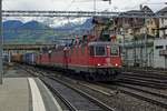 Vier Loks mit 420 339 am Spitz, ziehen ein Guterzug durch Spiez am 28 Mai 2019.