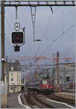 Die SBB Re 4/4 II 11197 (und 11194) verlassen mit ihrem Dispozug Lausanne.