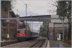 Die Re 4/4 II 11194 (und der Re 474 11197 an der Zugsspizte) verlassen mit ihrem Dispozug Vevey in Richtung Wallis.