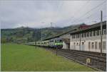 Die BLS Re 4/4 II 501 (ex SBB) erreicht mit ihrem RE nach Spiez den Bahnhof von Boltigen.