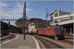 Die SBB Re 4/4 II 11250 und 11275 mit dem Getreidezug von Frankreich nach Italien beim Abwarten der Blockdistanz in Lausanne.