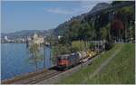 Die SBB Re 4/4 II 11268 (Re 420 268-5) ist mit einem Güterzug beim Château de Chillon unterwegs.