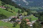 Bei Garstatt schiebt die BLS Re 4/4 II 502 ihren RE in Richtung Spiez.