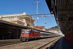Zwei SBB RE 4/4 II verlassen mit einem Dispozug auf der Fahrt in Richtung Lausanne den Bahnhof von Vevey.