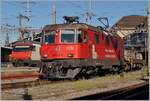 Die SBB Re 4/4 II 11252 (Re 420 252-9)  wartet in Lausanne auf die Weiterfahrt auf Blockdistanz zum IR90.