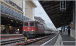 Die SBB Re 4/4 II 11116 mit der Kompositoin des IR Neuchâtel - Lausanne - Neuchâtel kurz vorn dem Fahrplanwechsel beim Manöver in Lausanne.