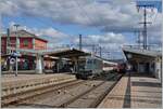 Die SBB Re 4/4 II 11161 wartet mit ihrem IC Stuttgart - Zürich den sie hier in Singen von einer ÖBB 1116 übernommen hat auf die Abfahrt.