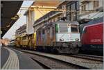 Die SBB Re 4/4 II 11344 (Re 420 344-4) wartet im einer Gleisbaumaschine in Lausanne auf die Weiterfahrt.